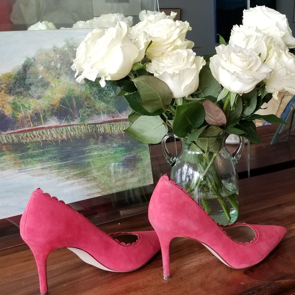 Pink suede heels with scallop trim